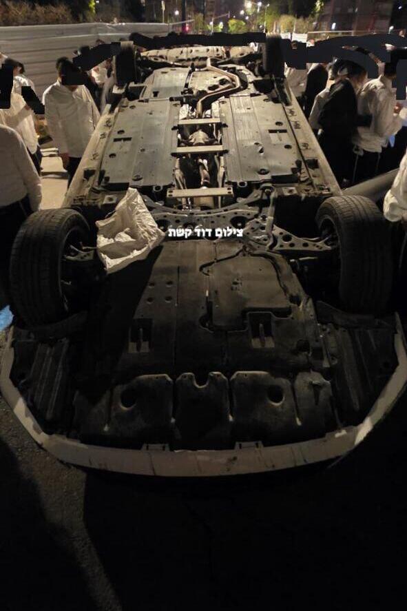 Overturned Military Police car in Ramat Gan (Photo: David Keshet) ניידת משטרה צבאית שהפכו החרדים הקיצונים ברמת גן