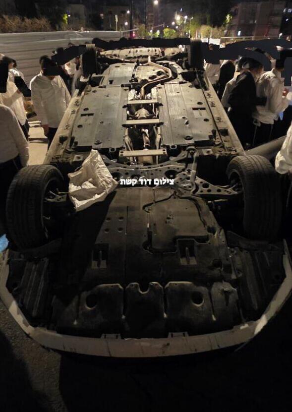 ניידת משטרה צבאית שהפכו החרדים הקיצונים ברמת גן