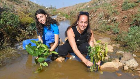נועה מלכה ברקוביצי תלמידת כיתה י' והמורה שרון ניר-ענבר 