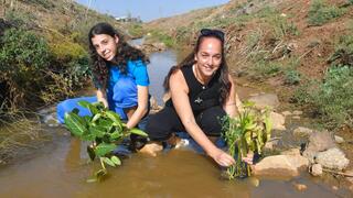 נועה מלכה ברקוביצי תלמידת כיתה י' והמורה שרון ניר-ענבר 