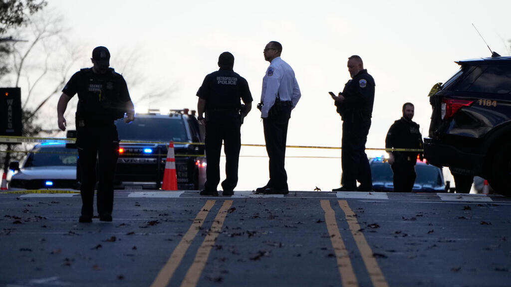 На месте инцидента в Вашингтоне (Фото: AP Photo/Mark Schiefelbein) 2 חיילי המשמר הלאומי נורו ליד הבית הלבן