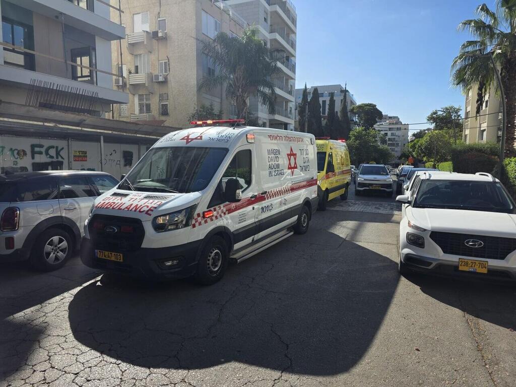 На месте происшествия в Рамат ха-Шароне (Фото: МАДА) שני פועלים נהרגו מנפילה באתר בנייה ברמת השרון