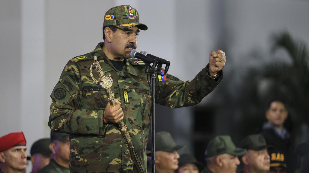 Nicolás Maduro (Photo: Jesus Vargas/Getty Images) נשיא ונצולה מחזיק את חרב הגיבור סיימון בוליבר