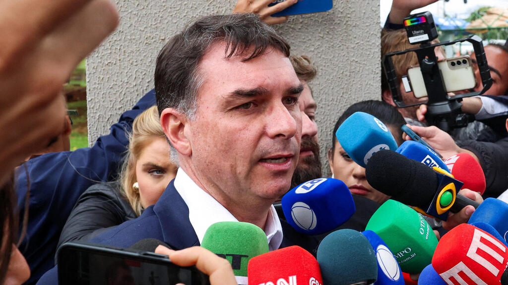 הסנאטור פלאביו בולסונרו בנו של ז'איר בולסונרו ברזיל מדבר אחרי שביקר את אביו במטה המשטרה ברזיליה