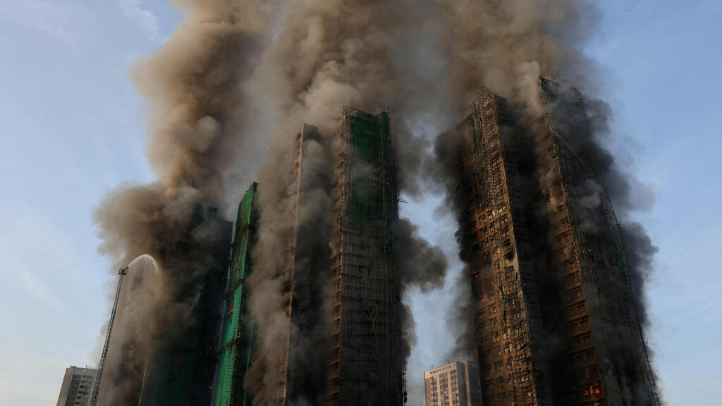 Photo: Tyrone Siu/ Reuters שריפה ב מגדלים מתחם מגורים ב הונג קונג