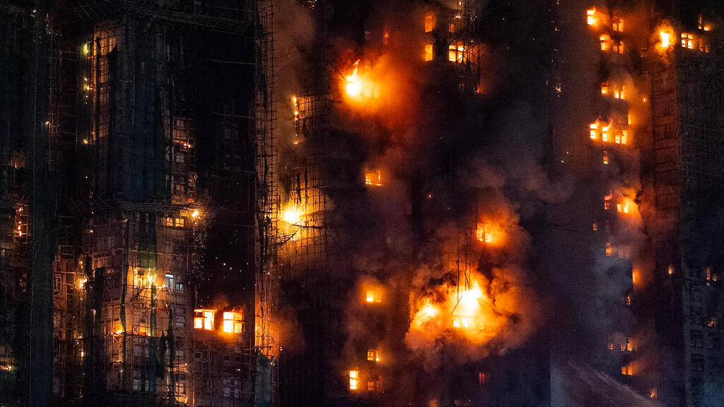 Гонконг - десятки погибших во время пожара в высотных зданиях (Фото: AP Photo/Chan Long Hei) הונג קונג שריפה מתחם מגורים עשרות הרוגים