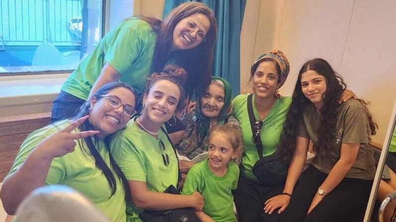 מרים ליבי עם חלק קטן מהמשפחה