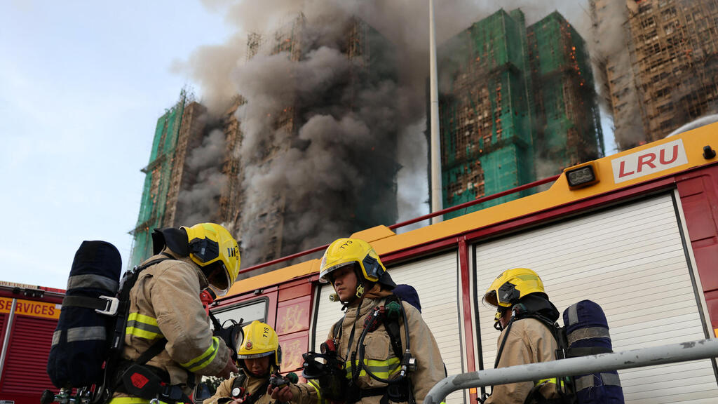 Photo: Tyrone Siu/ Reuters שריפה ב מגדלים מתחם מגורים ב הונג קונג