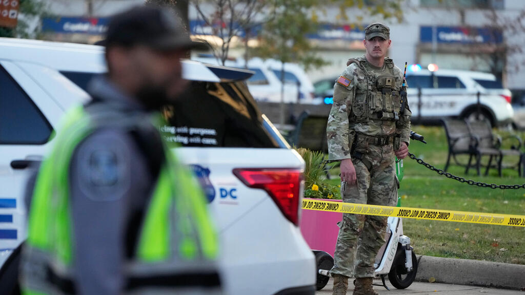 На месте инцидента в Вашингтоне (Фото: AP Photo/Mark Schiefelbein) ארה"ב וושינגטון הבירה ירי ב חיילים של המשמר הלאומי