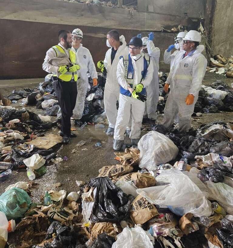 Поиски тфилина и талита (Фото: Chaverim of South Florida ) המתנדבים ליד ערימת האשפה