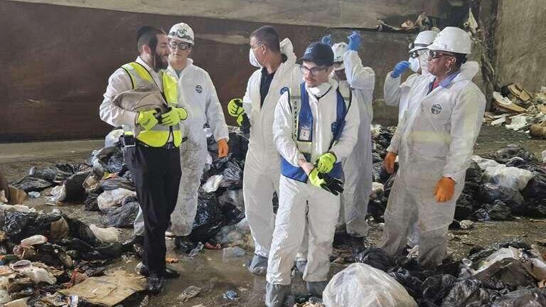 Volunteers prepare to sift through garbage (Photo: Chaveirim of South Florida) המתנדבים ליד ערימת האשפה
