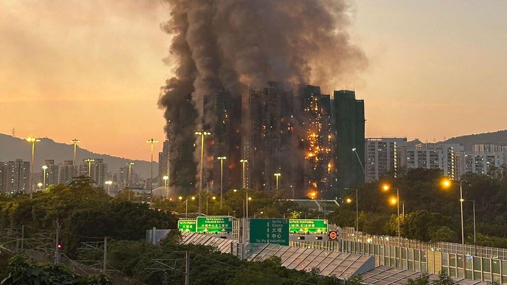 Photo: AFP שריפה ב מגדלים מתחם מגורים ב הונג קונג