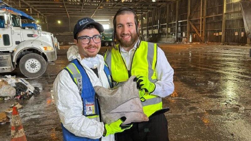 Ортодокс счастлив: пропажа нашлась (Фото: Chaverim of South Florida ) שוורץ עם אחד המתנדבים שמצאו את הטלית והתפילין
