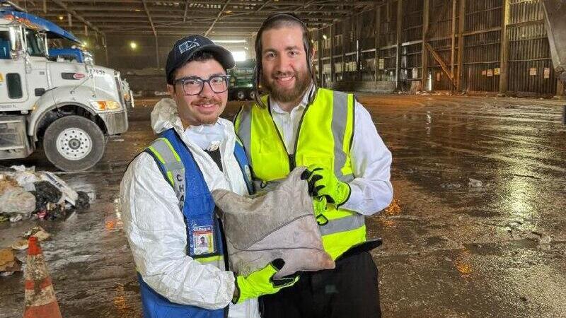 Tovy Schwartz with one of the volunteers who found the tallit and tefillin (Photo: Chaveirim of South Florida) שוורץ עם אחד המתנדבים שמצאו את הטלית והתפילין