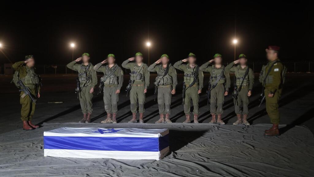 Бойцы ЦАХАЛа у гроба с телом Дрора Ора (Фото: пресс-служба ЦАХАЛа) קבלת ארון החטוף דרור אור ז"ל