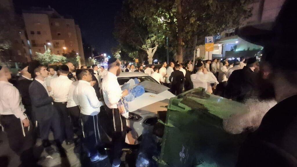 Rioting in front of home of draft dodger in Ramat Gan (Photo: Koby Israel) חרדים קיצונים מתפרעים ברמת גן בעקבות ניסיון מעצר עריק