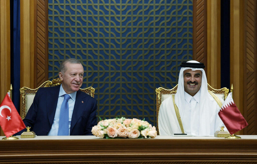 Turkish President Recep Tayyip Erdogan and Qatari Prime Minister Mohammed Al Thani (Photo: Murat Kula/Turkish Presidential Press Office/Handout via REUTERS) פגישה של נשיא טורקיה רג'פ טאיפ ארדואן ואמיר קטאר תמים בן חמד אל-ת'אני
