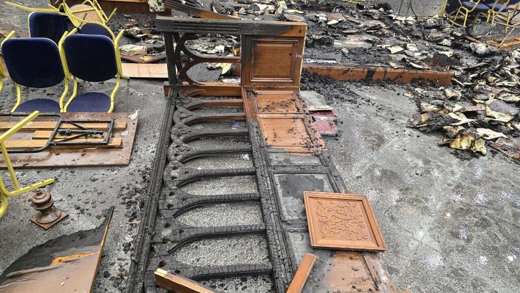 Разрушение после пожара ההרס בבית הכנסת