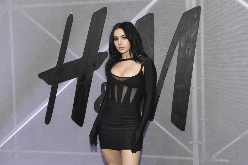 צ'ארלי XCX בהשקת שיתוף הפעולה של H&M ומוגלר, 2023