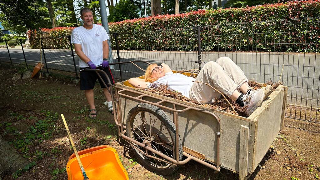 בזמן עבודות הבוקר, אפשר גם להשתעשע