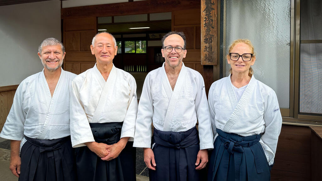 עם המורה הבכיר אינגקי סנסיי, שני משמאל