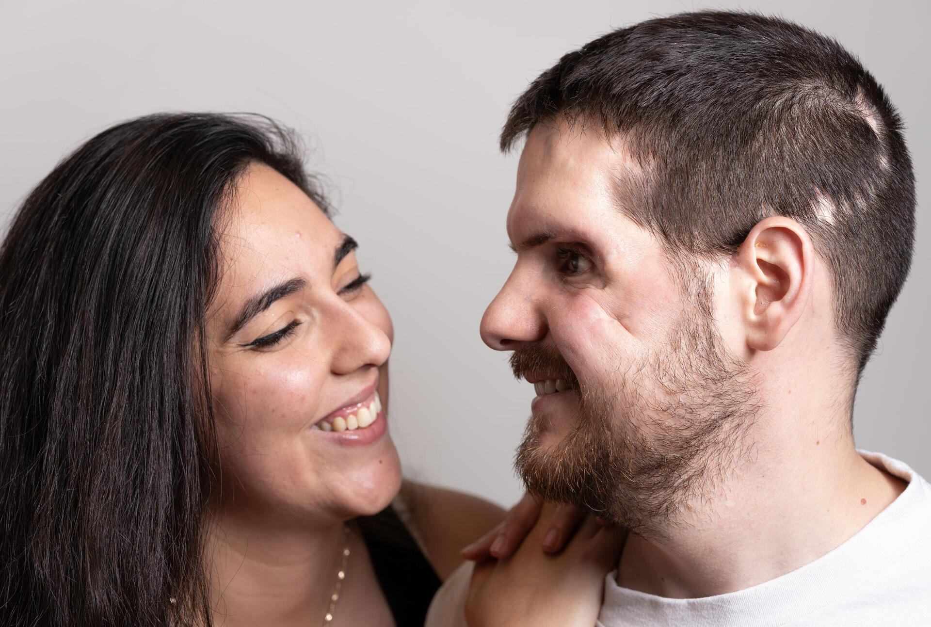 תמונת ניצחון. סרן (במיל') סער גנור גולדשטיין, שנפצע מפגיעת RPG בחאן-יונס, עם בת זוגו אדל 