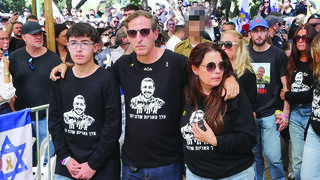 משפחתו של איתי חן ז"ל בהלוויתו