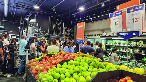 תור לרכשית אייפון 17 בסניף של רשת ויקטורי