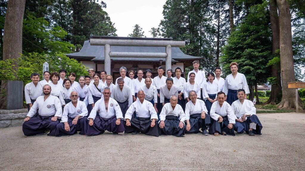 משתתפי הסדנה, מחוץ למקדש האייקידו