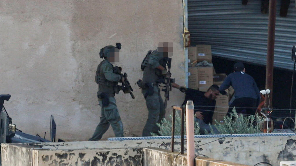 Задержание террористов в Дженине (Фото: REUTERS/Mohamad Torokman) ג'נין פשיטה חיילים צה"ל מעצר מבוקשים