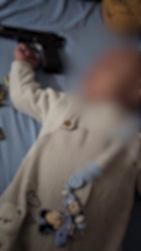 תיעוד: אב משחק בנשקו מעל בנו התינוק