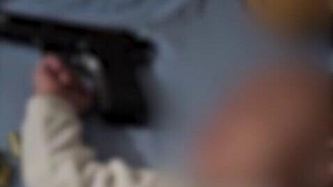 Младенец и пистолет (Фото: пресс-служба полиции ) תיעוד: אב משחק בנשקו מעל בנו התינוק