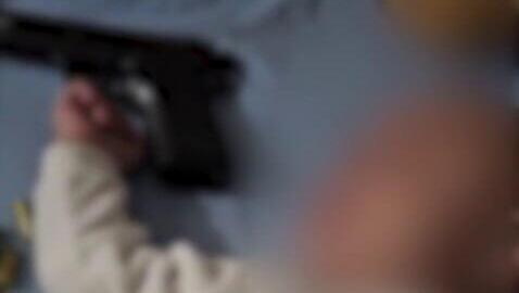 תיעוד: אב משחק בנשקו מעל בנו התינוק