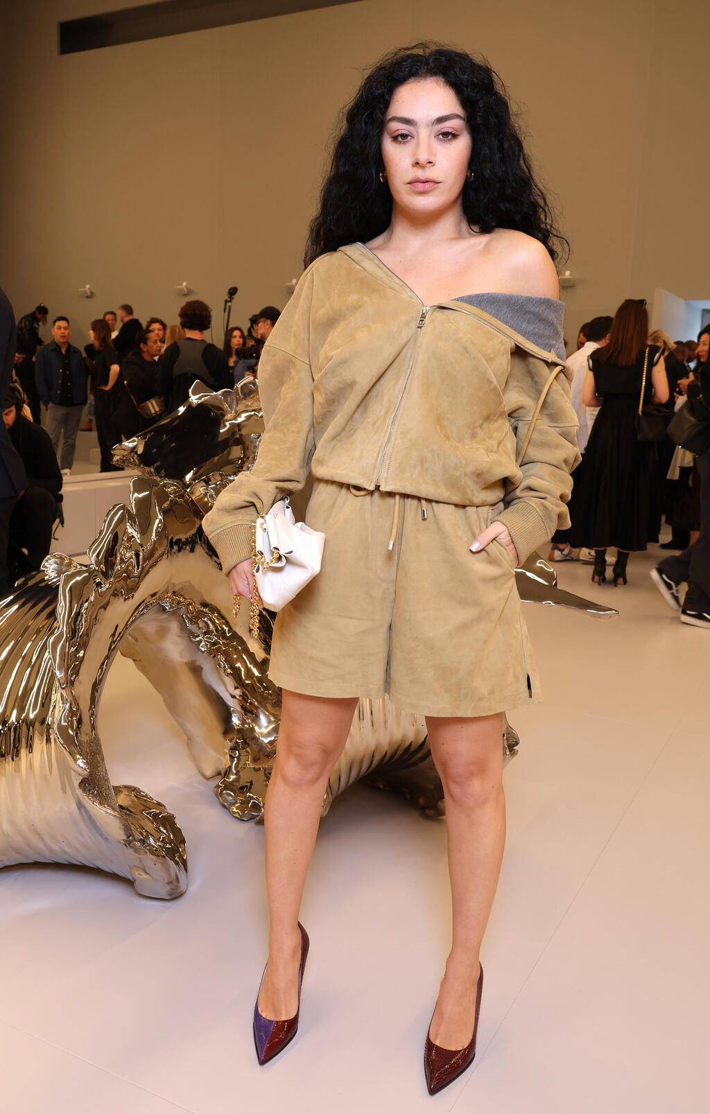 צ'ארלי XCX בתצוגת אביב-קיץ 2024 של לואווה