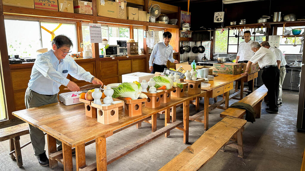 הכנת מנחות לאלים. יותר מאוחר הן ילקחו למקדש