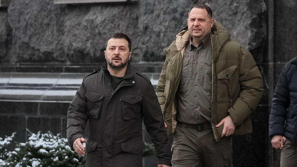 Зеленский и Ермак (Фото: REUTERS/Gleb Garanich) וולודימיר זלנסקי ואנדריי ירמק
