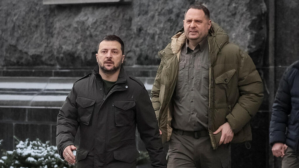 Zelensky and Yermak (Photo: Gleb Garanich/Reuters) וולודימיר זלנסקי ואנדריי ירמק