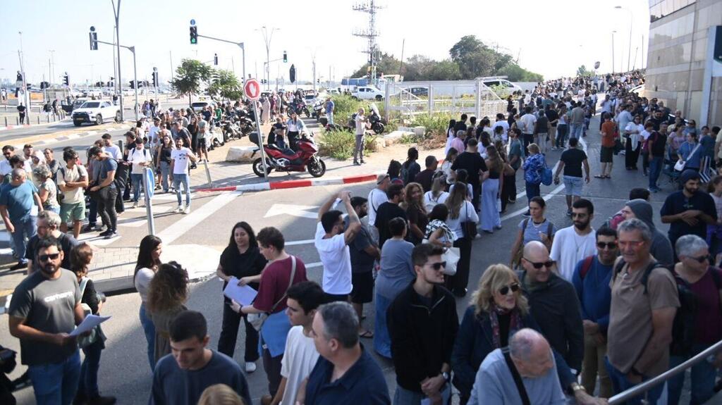 Очередь в очередь за паспортом Португалии (Фото: Яир Саги) תור ענק לחידוש תוקף דרכון פורטוגלי בסינמה סיטי גלילות