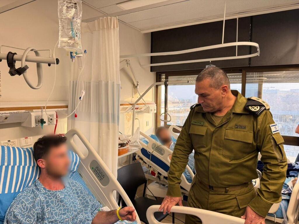 IDF Chief of Staff Lt. Gen. Eyal Zamir visits soldiers wounded in the ambush at Sheba Medical Center in Tel Hashomer (Photo: IDF) הרמטכ"ל אייל זמיר מבקר את הלוחמים שנפצעו בבית החולים שיבא