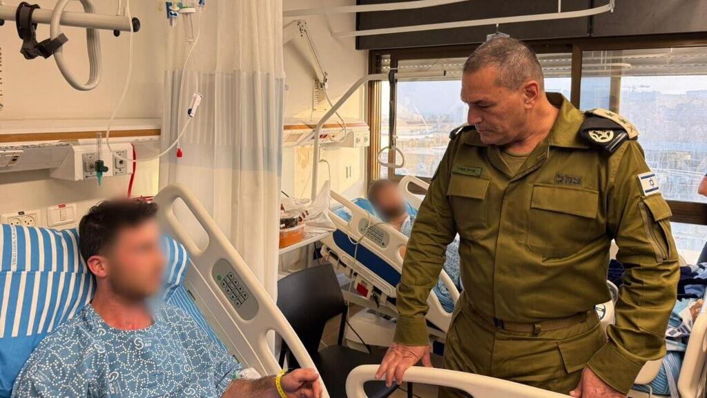 Визит Замира в больницу к раненым (Фото: пресс-служба ЦАХАЛа) הרמטכ"ל אייל זמיר מבקר את הלוחמים שנפצעו בבית החולים שיבא