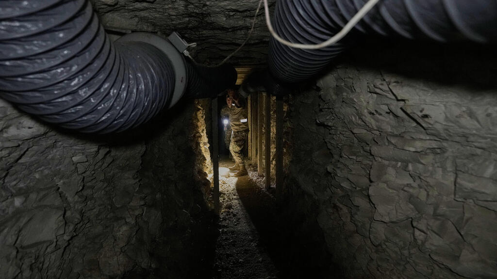 Проход (Фото: AP Photo/Bilal Hussein) צבא לבנון הזמין עיתונים לסיור במנהרה של חיזבאללה