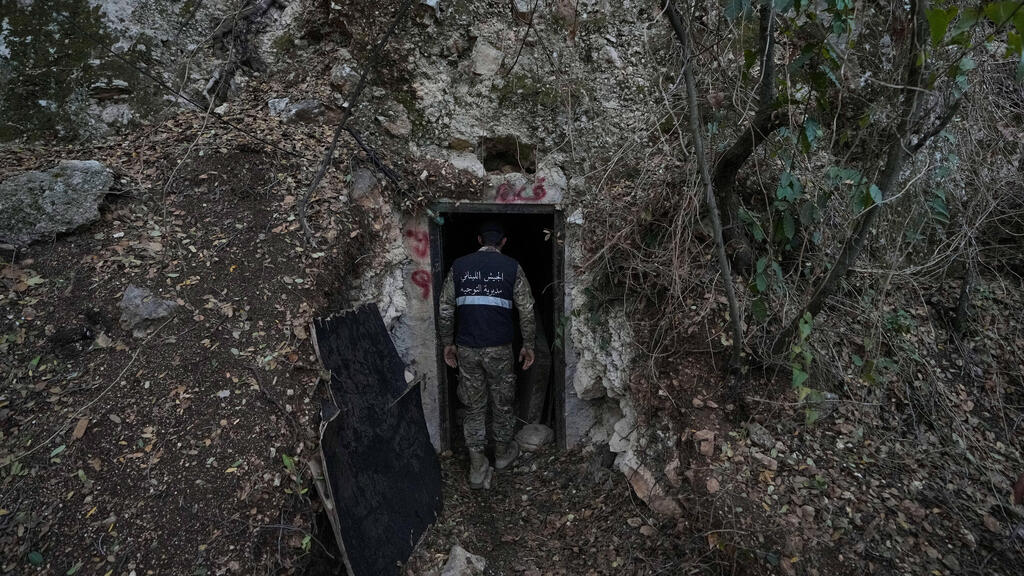 Вход в туннель (Фото: AP Photo/Bilal Hussein) צבא לבנון הזמין עיתונים לסיור במנהרה של חיזבאללה