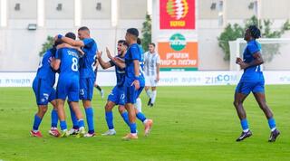 שחקני מכבי פתח תקווה חוגגים