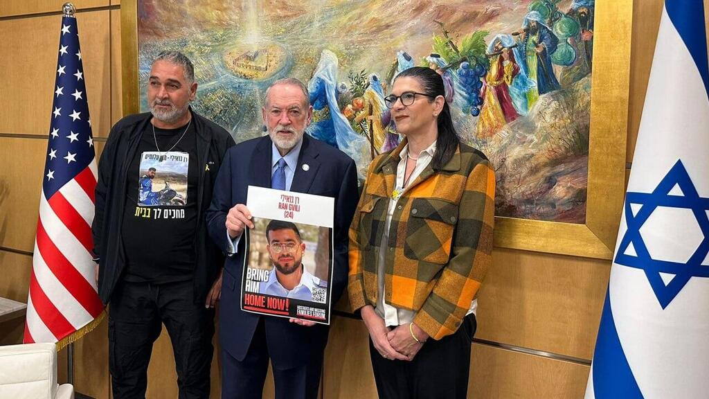 Ran Gvili’s parents met yesterday with the U.S. ambassador to Israel, Mike Huckabee (Photo: Hostages and missing families forum) הוריו של רן גואילי נפגשו עם מייק האקבי