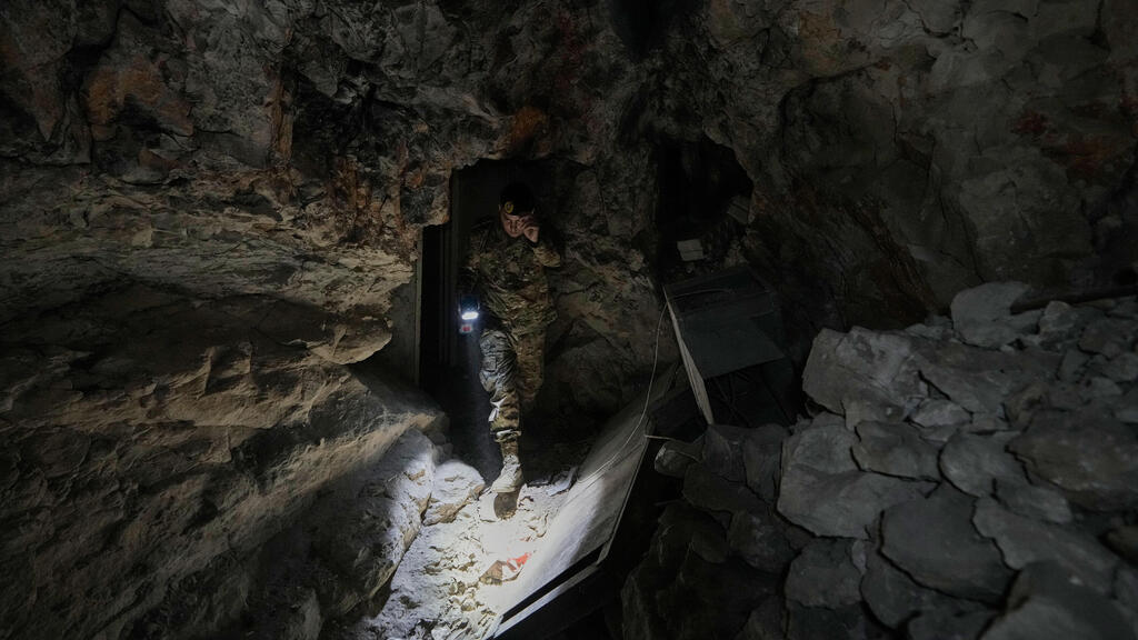 Внутри туннеля (Фото: AP Photo/Bilal Hussein) צבא לבנון הזמין עיתונים לסיור במנהרה של חיזבאללה