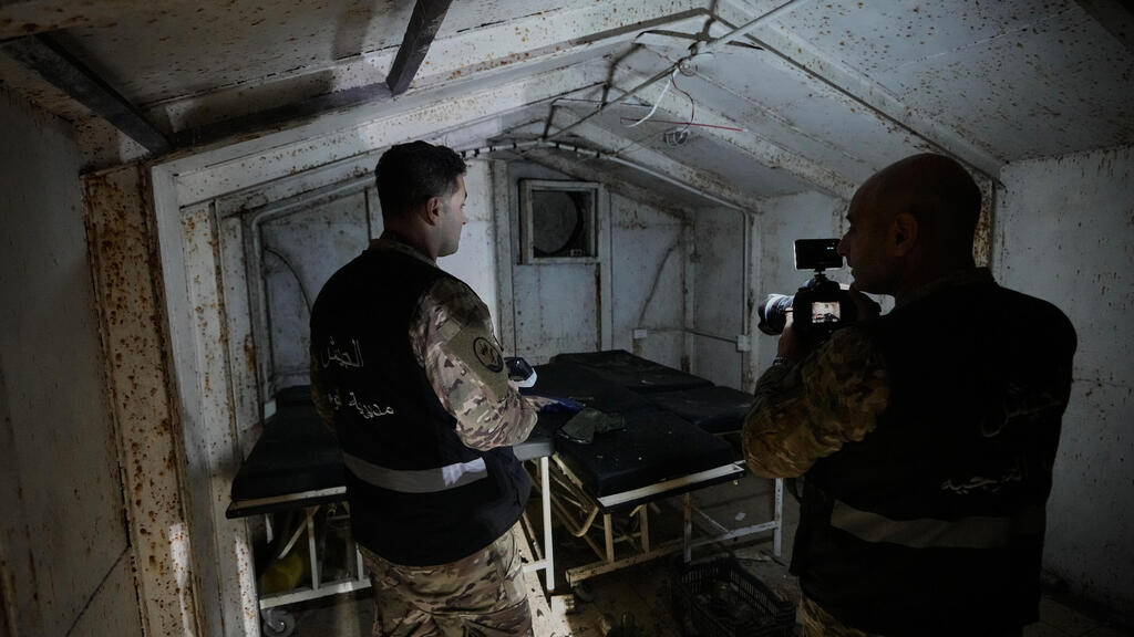 Медпункт боевиков (Фото: AP Photo/Bilal Hussein) צבא לבנון הזמין עיתונים לסיור במנהרה של חיזבאללה