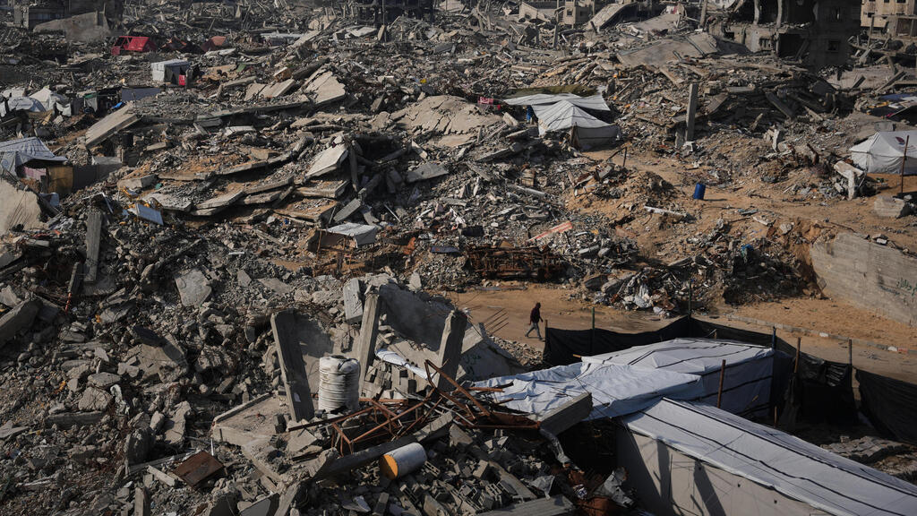 Destruction in Sheikh Radwan in Gaza City (Photo: Abdel Kareem Hana/AP) הרס ב שייח רדואן בעיר עזה רצועת עזה