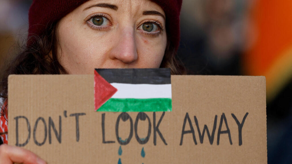 הפגנה מפגינים פרו פלסטינים דבלין אירלנד