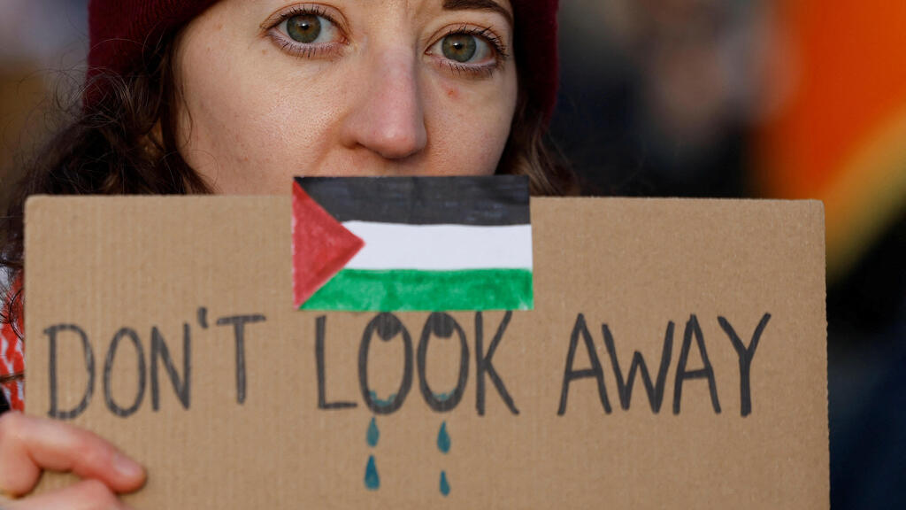 הפגנה מפגינים פרו פלסטינים דבלין אירלנד (Photo: Clodagh Kilcoyne/ Reuters) הפגנה מפגינים פרו פלסטינים דבלין אירלנד