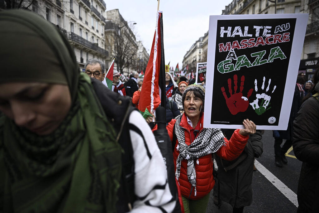 Pro-Palestinian demonstration in Paris (Photo: JULIEN DE ROSA / AFP) הפגנה מפגינים פרו פלסטינים פריז צרפת